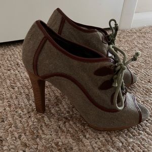 Banana Republic Peep Toe Lace Up Shoe Booties